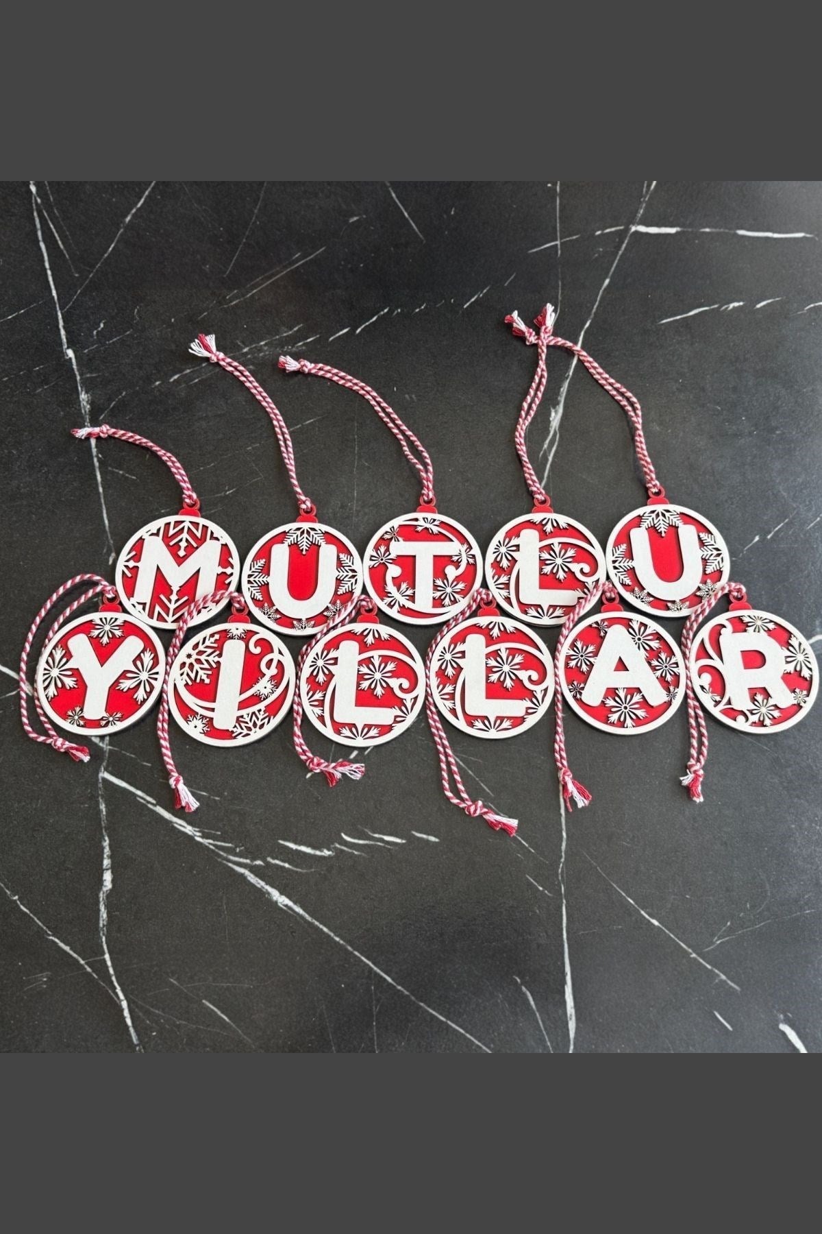 GENEL® 11 Harfli Kırmızı Beyaz İpli MUTLU YILLAR Yazılı Ahşap Yılbaşı Ağaç Süsü
