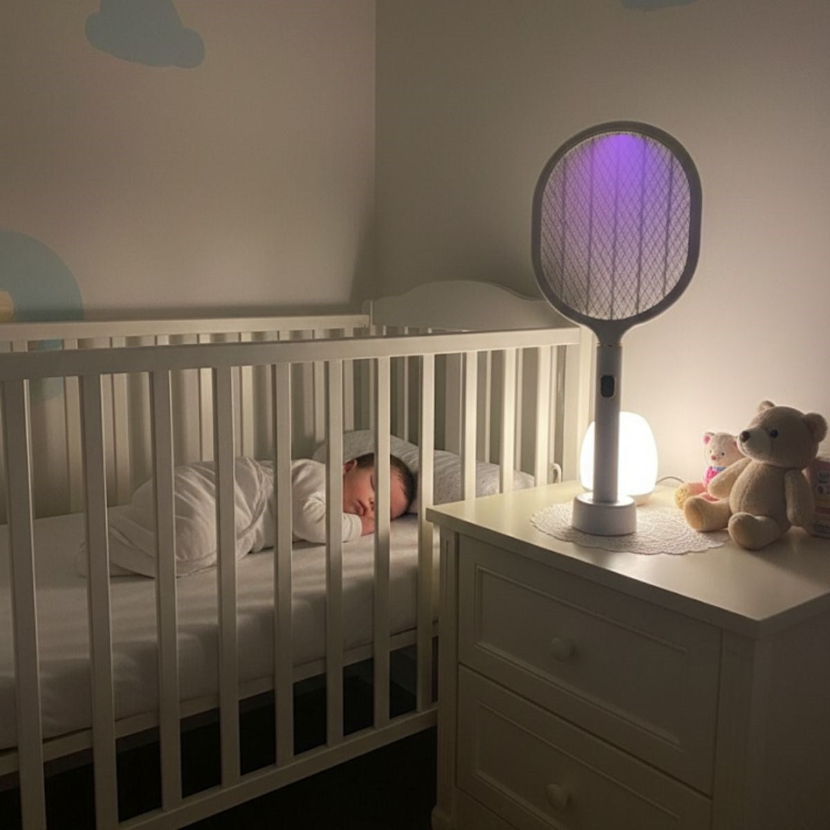 GENEL® USB Şarjlı Beyaz Renk Kendiliğinden Standlı Şarj Göstergeli UV Işıklı Sinek Öldürme Raketi LTD-718