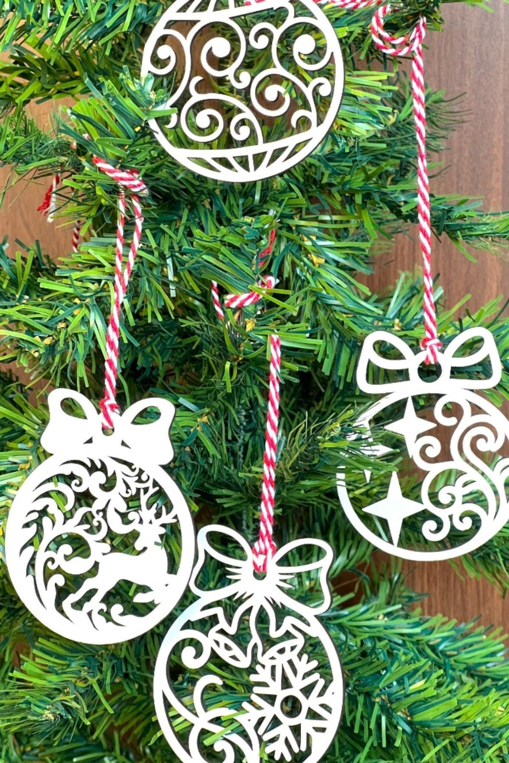 GENEL® 10 Parça Kırmızı Beyaz İpli Fiyonk Model Ahşap Yılbaşı Ağaç Süsü