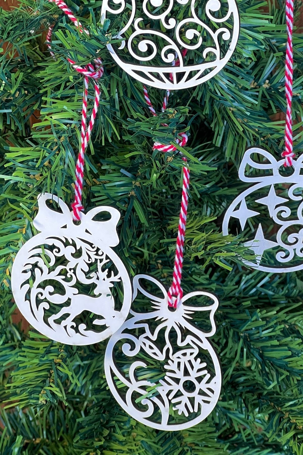 GENEL® 10 Parça Kırmızı Beyaz İpli Fiyonk Model Ahşap Yılbaşı Ağaç Süsü