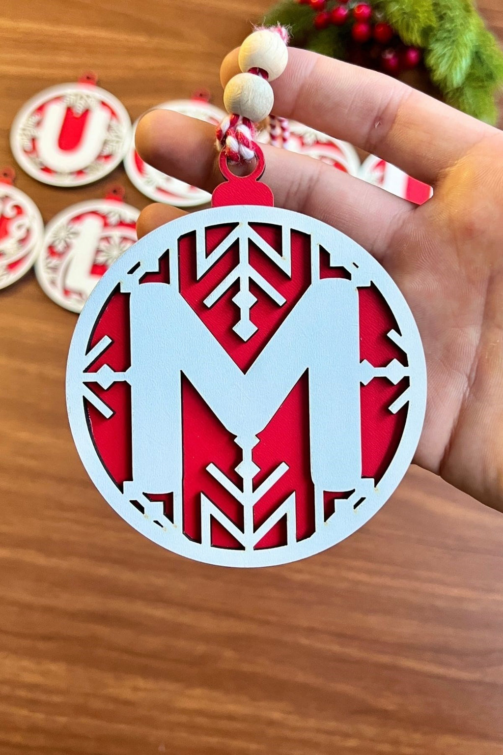 GENEL® 11 Harfli Kırmızı Beyaz İpli MUTLU YILLAR Yazılı Ahşap Yılbaşı Ağaç Süsü