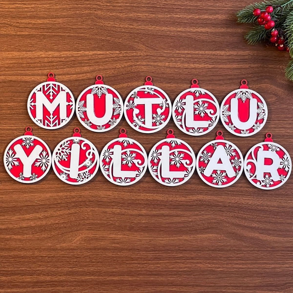 GENEL® 11 Harfli Kırmızı Beyaz İpli MUTLU YILLAR Yazılı Ahşap Yılbaşı Ağaç Süsü