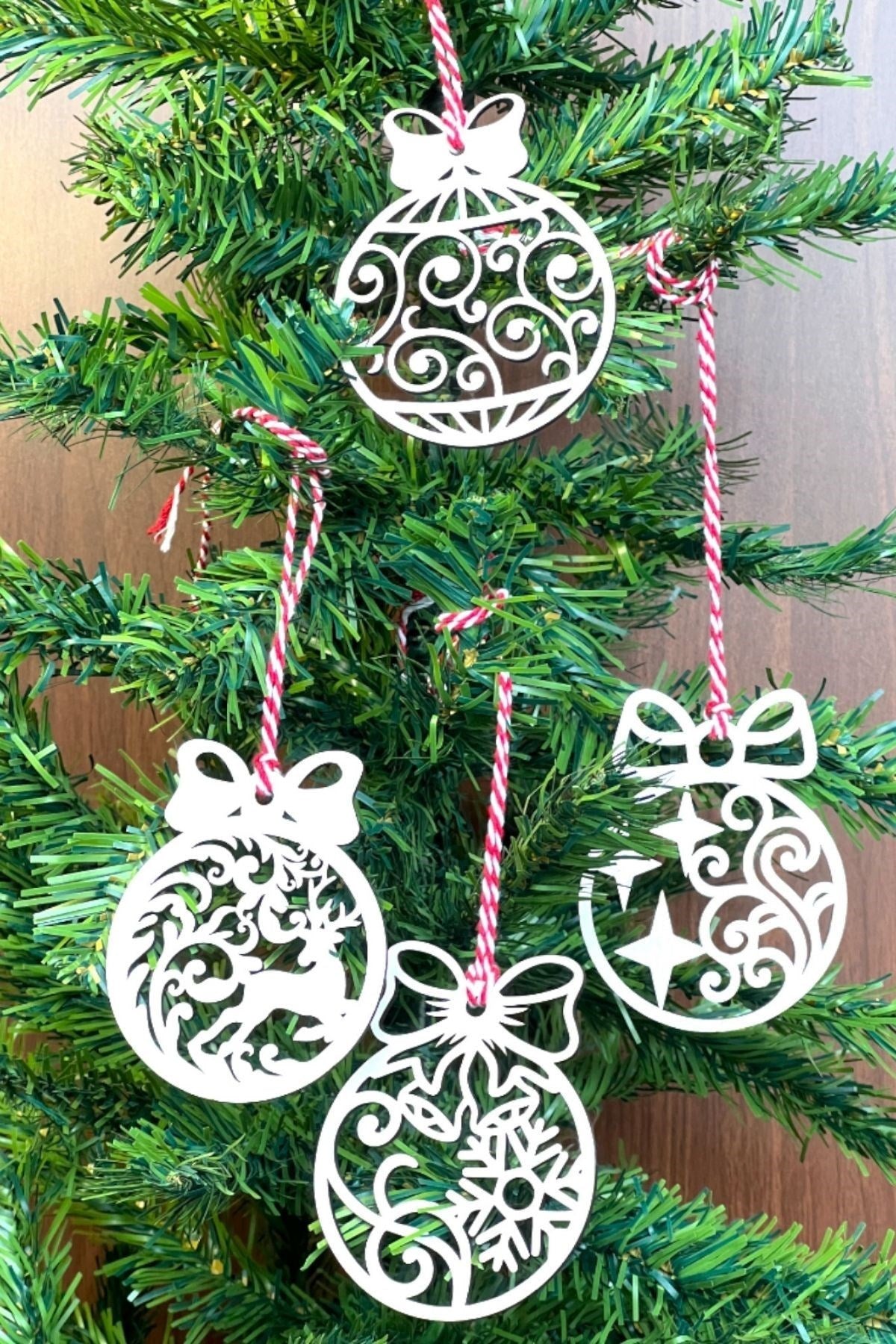 GENEL® 10 Parça Kırmızı Beyaz İpli Fiyonk Model Ahşap Yılbaşı Ağaç Süsü