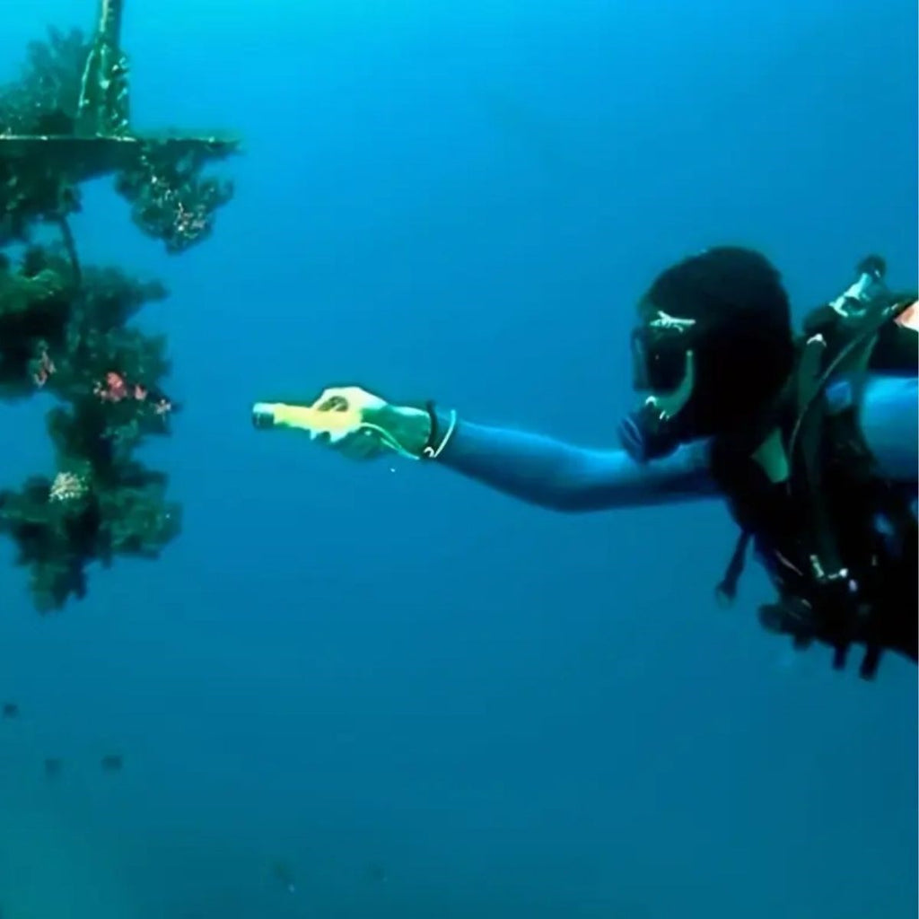 BUFFER® Süper Parlak LED Su Altı Dalış Feneri - Taşınabilir, Su Geçirmez ve Darbeye Dayanıklı El Feneri