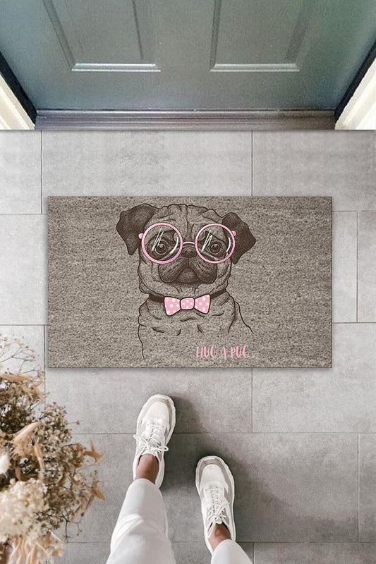 Dijital Baskı Gri Hug A Pug Yazılı Pembe Fiyonklu Gözlüklü Köpek Dekoratif Kapı Paspası K-2019 - UcuzaGeliyor