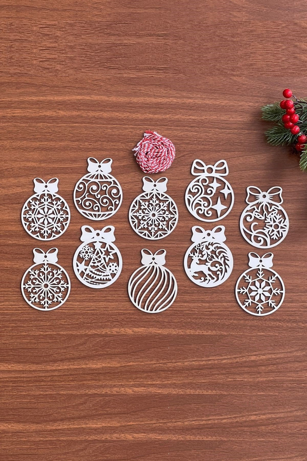 GENEL® 10 Parça Kırmızı Beyaz İpli Fiyonk Model Ahşap Yılbaşı Ağaç Süsü