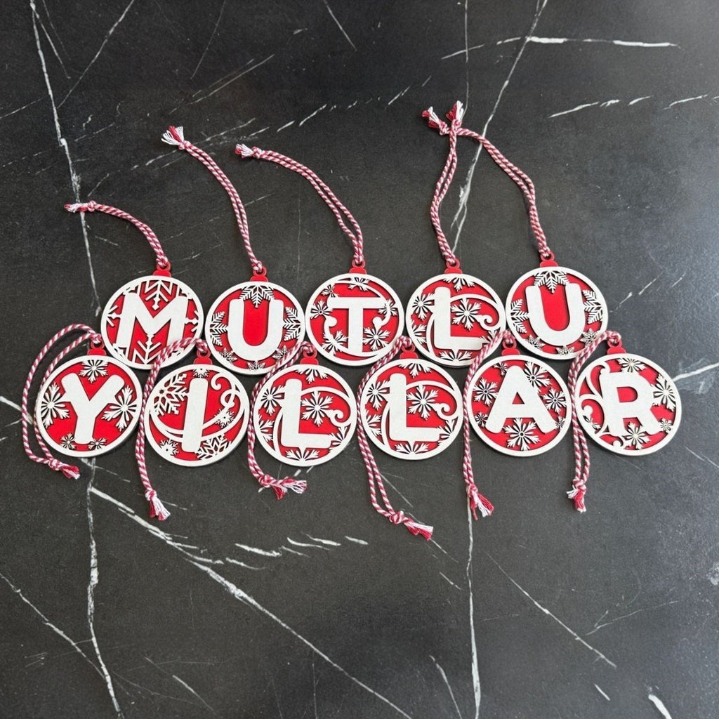 GENEL® 11 Harfli Kırmızı Beyaz İpli MUTLU YILLAR Yazılı Ahşap Yılbaşı Ağaç Süsü